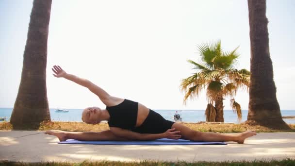 Gymnastics Sea Blonde Woman Sitting Splits Bending Sides Mid Shot — Wideo stockowe