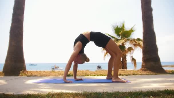 Gymnastics Sea Plastic Blonde Woman Stands Bridge Yoga Mat Gets — Wideo stockowe