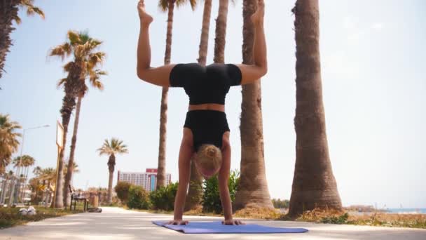 Gymnastics Sea Plastic Blonde Woman Stands Her Hands Splits Her — Wideo stockowe
