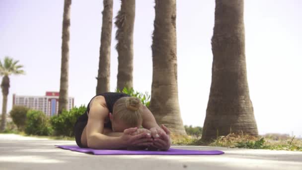 Gymnastics Sea Young Blonde Woman Sits Yoga Mat Bending Her — Wideo stockowe