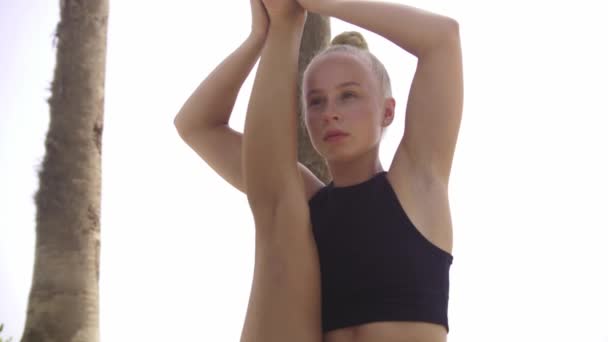 Gymnastics Sea Young Blonde Woman Raises Her Leg Her Head — Vídeo de Stock