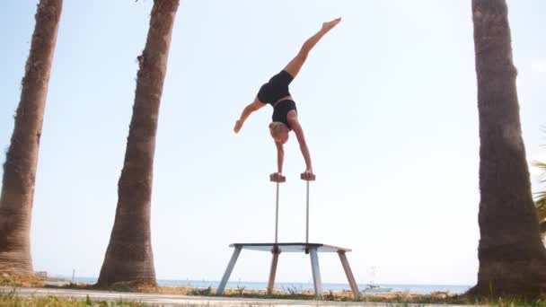 Mladá Gymnastka Stojící Dálkových Trámech Rukama Vyvažujícíma Střední Snímek — Stock video