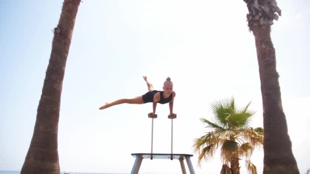 Young Female Gymnast Balances Her Hands High Stands Performs Exercises — Wideo stockowe