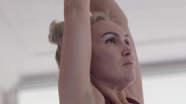 Women Doing Yoga Light Studio Mid Shot — Stock videók