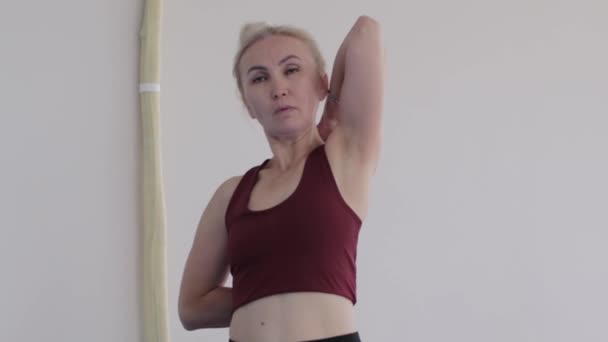 Adult Woman Doing Yoga Running Her Hand Her Body Mid — ストック動画