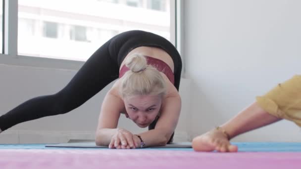 Women Yoga Class Standing Lower Puppy Position Extending Her Leg — Video Stock