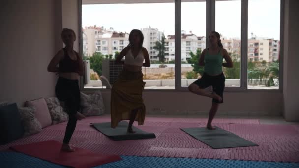 Yoga Class Τρεις Γυναίκες Που Στέκονται Στο Ένα Πόδι Στα — Αρχείο Βίντεο