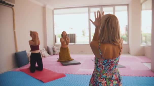 Woman Conducts Yoga Session Three Other Women Bright Studio Mid — Vídeo de Stock