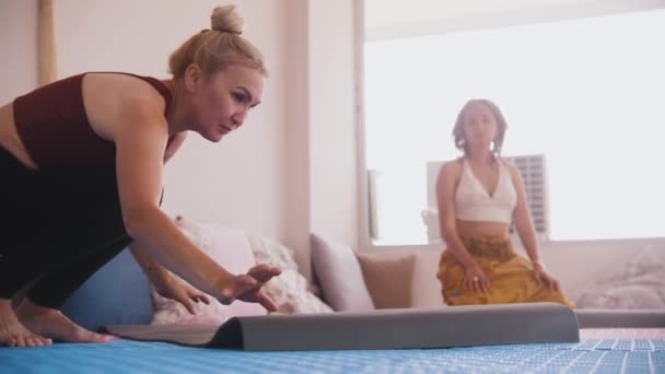 Older Younger Women Yoga Studio Spreads Out Yoga Mat Gets — Vídeos de Stock