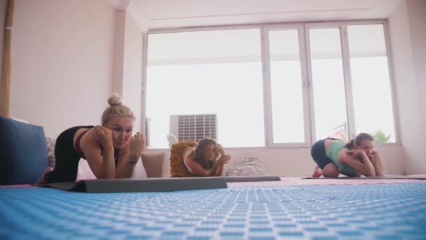 Three Women Different Ages Doing Yoga Exercises Back Spine Studio — Wideo stockowe
