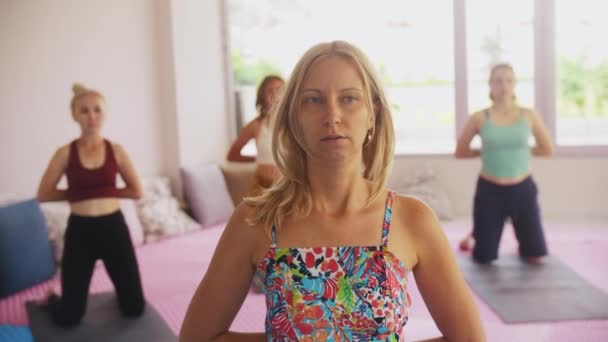 Woman Teaches Yoga Classes Other Women Studio Mid Shot — Vídeo de Stock