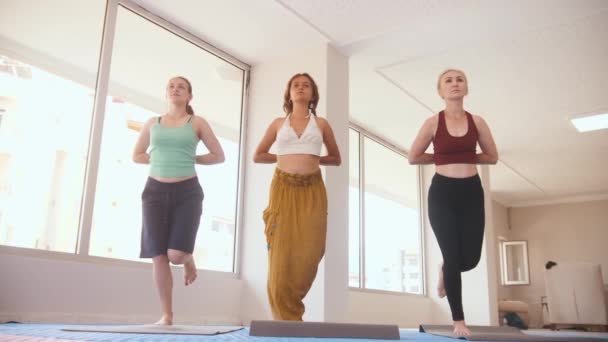 Three Women Having Yoga Classes Studio Mid Shot — Stock video