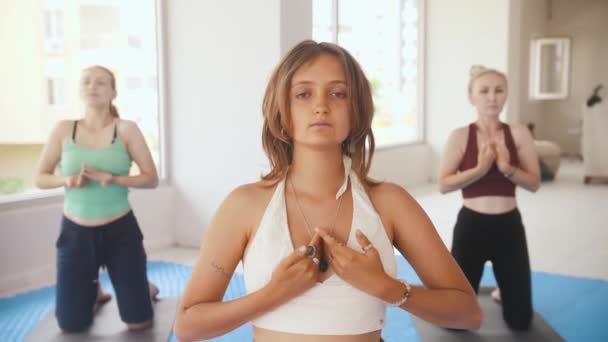 Three Women Having Yoga Classes Studio Younger One Stands Front — Stock video