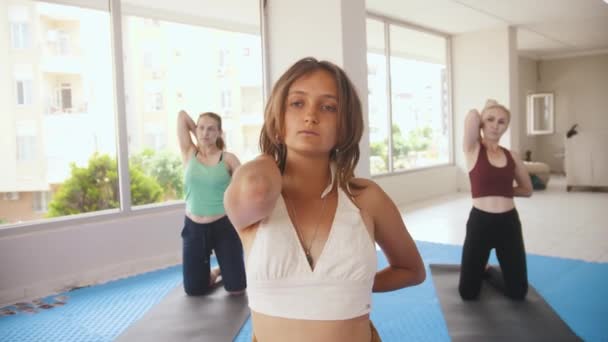 Three Women Having Yoga Classes Studio Younger One Stands Front — Stockvideo