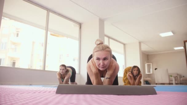 Yoga Class Three Women Rest Elbows Floor Stretch Leg Side — Stockvideo