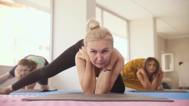 Yoga Class Studio Three Women Rest Elbows Floor Stretch Leg — ストック動画