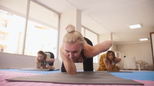 Three Women Yoga Lie Heads Floor Stretch Leg Side Mid — Stok video