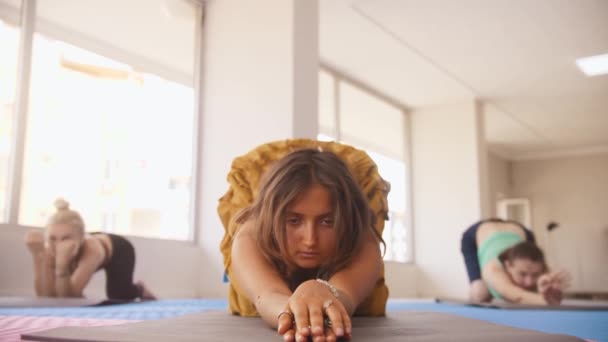 Women Yoga Bend Lower Back Raising Leg Mid Shot — Stok video