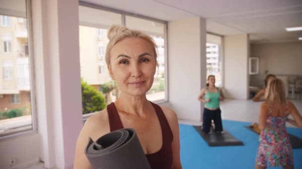 Women Having Yoga Class Older One Looks Camera Foreground Mid — Stockvideo