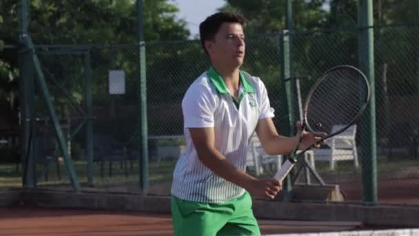 2022 Turkey Antalya Молодий Чоловік Біжить Через Корт Відбиває Тенісний — стокове відео