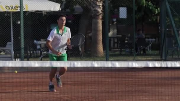 2022 Turkey Antalya Young Man Runs Tennis Court Jumps Net — Video Stock