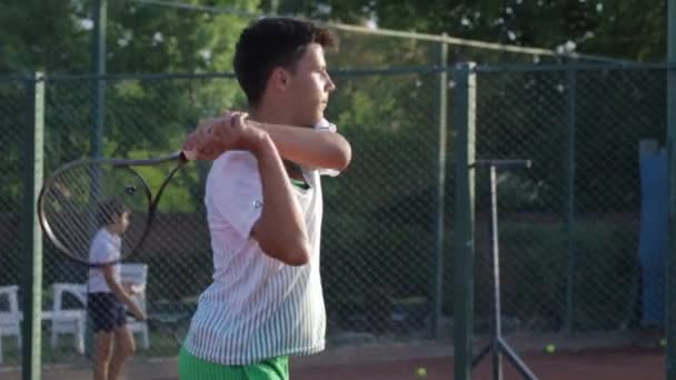 2022 Turkey Antalya Young Man Playing Tennis Court Mid Shot — ストック動画