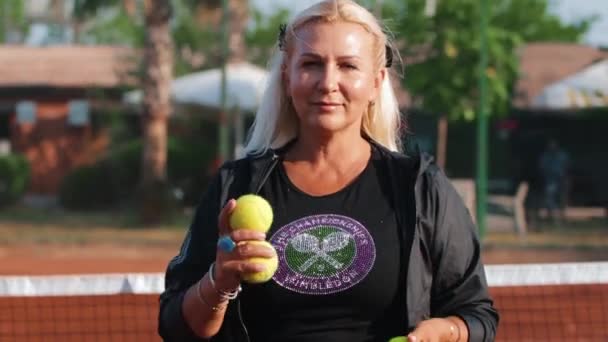 2022 Turkey Antalya Female Tennis Coach Juggles Balls Throws Them — Wideo stockowe