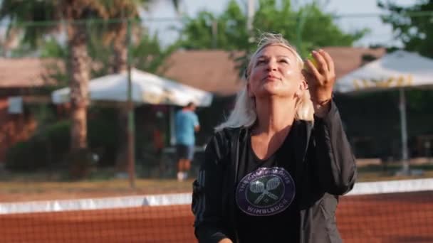2022 Turkey Antalya Female Tennis Coach Juggles Balls Court Mid — Stockvideo