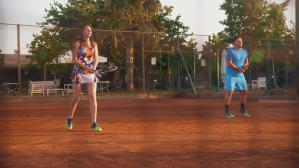 Young Man Woman Tennis Training View Net Mid Shot — 图库视频影像
