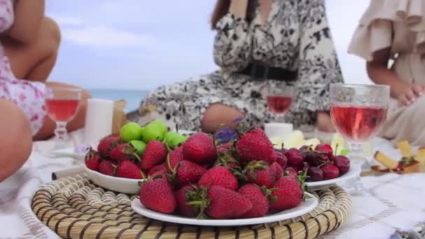 Γυναίκες Μαζεύουν Φράουλες Από Μπολ Στο Πικνίκ Μεσαίο Πλάνο — Αρχείο Βίντεο