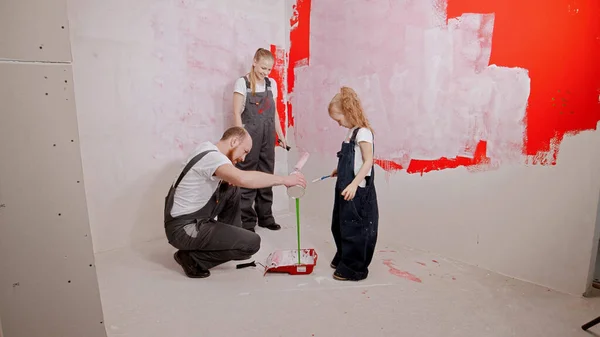 Mom Daughter Watching Father Pouring Green Paint Tray Indoor — 스톡 사진