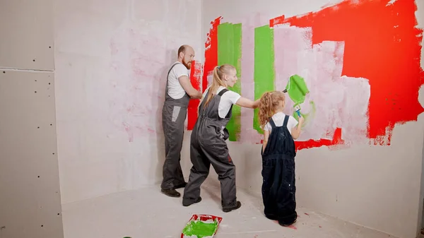 Family Painting Walls New Apartment Green Red Colors Mid Shot — 스톡 사진