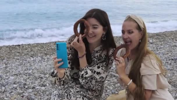Дві Смішні Жінки Беруть Селфі Бубликами Пляжі Середній Постріл — стокове відео