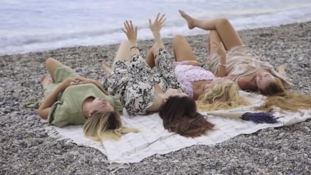 Four Women Lying Heads Blanket Sea Mid Shot — Vídeo de stock