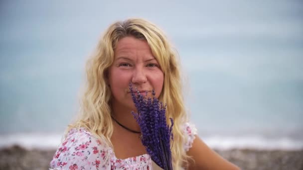Adult Woman Beach Holding Flowers Mid Shot — Stockvideo