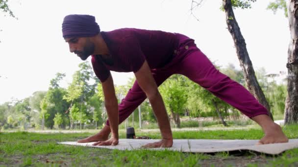 Аравійський Чоловік Ведучий Практику Йоги Парку Стоїть Маті Розмовляє Своїми — стокове відео