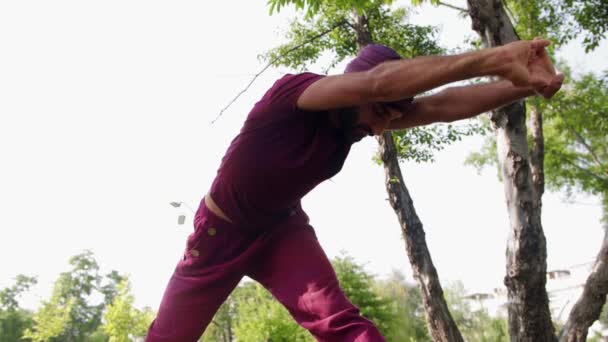 Άραβας Οδηγεί Γιόγκα Στο Πάρκο Κάνοντας Ασκήσεις Τεντώματος Μεσαίο Πλάνο — Αρχείο Βίντεο