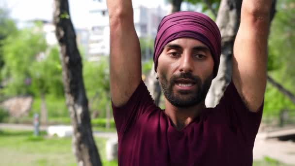 Bearded Man Leading Yoga Practice Park Raising His Hands Talking — Vídeo de stock