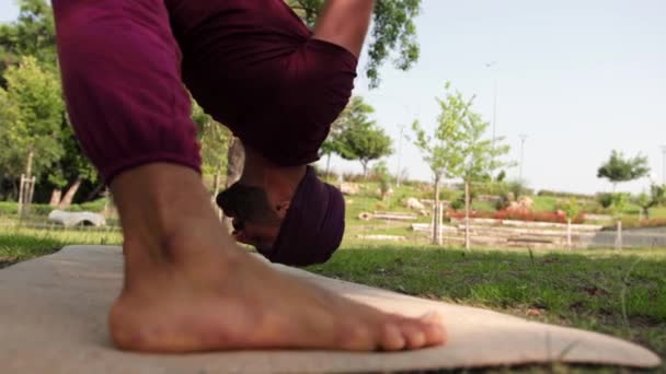 Ραβας Που Κάνει Γιόγκα Στο Πάρκο Σκύβει Κεφάλι Στο Στρώμα — Αρχείο Βίντεο