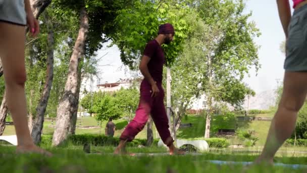 Turkey Antalya 2022 Arabian Man Runs Yoga Practice His Students — Vídeo de stock
