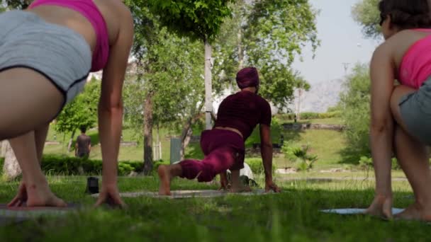 Turkey Antalya 2022 Arabian Man Runs Yoga Practice His Female — 图库视频影像
