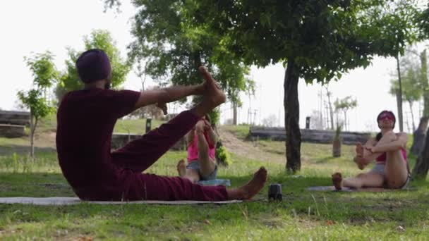Turkey Antalya 2022 Yoga Class Outdoors Arabic Coach Mid Shot — Video Stock