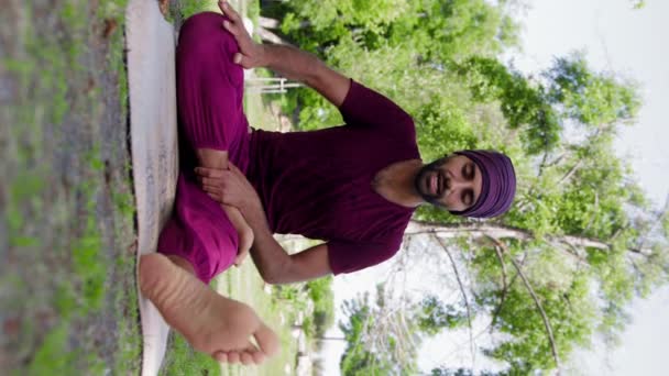 Arabian Man Runs Yoga Classes Outdoors Teaching How Properly Put — Wideo stockowe