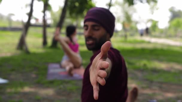 Turkey Antalya 2022 Arabic Man Runs Yoga Class Park Mid — Video Stock