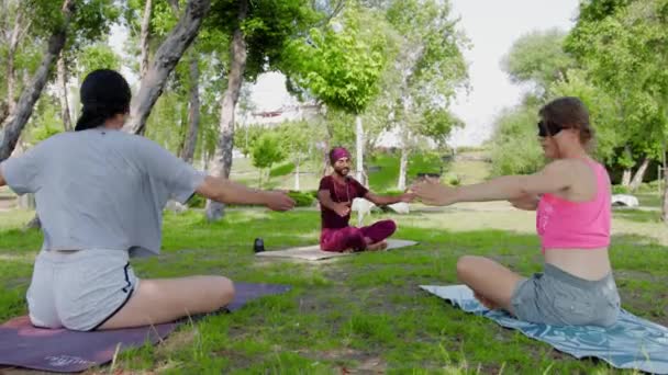 Turkey Antalya 2022 Two Women Arab Man Yoga Class Park — Αρχείο Βίντεο