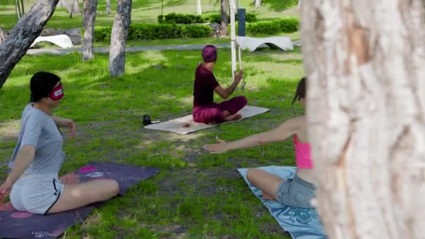 Turkey Antalya 2022 Two Women Arab Man Waving Arms Yoga — Stock video