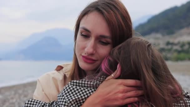Matka Przytulająca Się Córeczką Nad Morzem Patrząca Kamerę Portret — Wideo stockowe