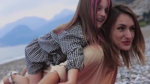 Mutter Reitet Ihre Tochter Auf Dem Rücken Meer Entlang Mittelschuss — Stockvideo