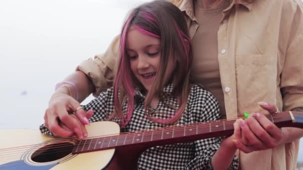 Жінка Навчає Свою Маленьку Доньку Грати Гітарі Середній Постріл — стокове відео
