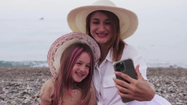 Smiling Woman Her Little Daughter Taking Selfies Background Sea Mid — Stockvideo